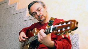 El cantautor Joan Amèric interpreta en acústic per a EL PERIÓDICO la cançó ’Perquè sóc poble’.