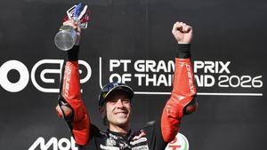 Buriram (Tailandia), 01/03/2026.- El piloto italiano de MotoGP, Marco Bezzecchi, del equipo Aprilia Racing, celebra con el trofeo en el podio tras ganar la carrera de MotoGP del Gran Premio de Tailandia en el Circuito Internacional de Chang, provincia de Buriram, Tailandia, el 1 de marzo de 2026. (Motociclismo, Tailandia)