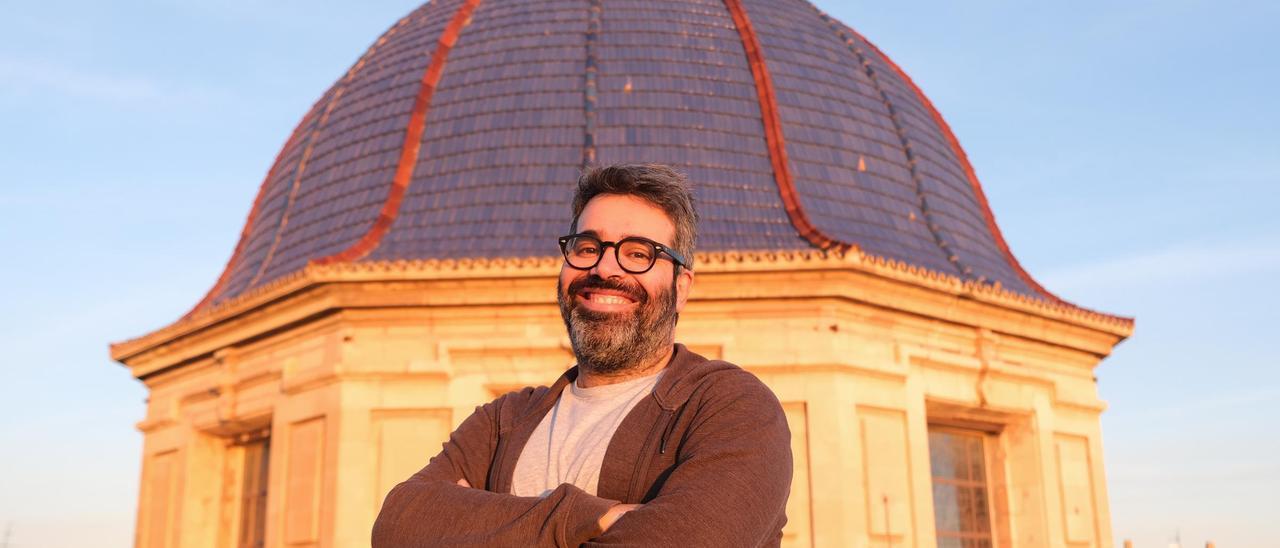 El cineasta y ahora Mestre de Ceremonias del Misteri, Pablo Más, en la basílica de Santa María.  | ÁXEL ÁLVAREZ