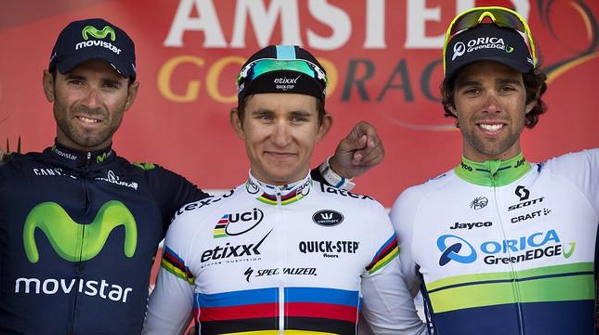 El podi de l’Amstel Gold Race, Michal Kwiatkowki (centre), escortat per Alejandro Valverde (esquerra), segon, i Michael Matthews, tercer.