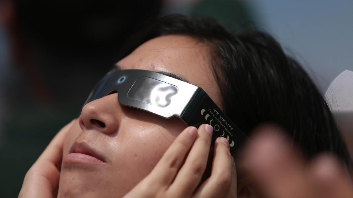 Die Spezialbrille für die Sonnenfinsternis können Sie sich schon jetzt zulegen.