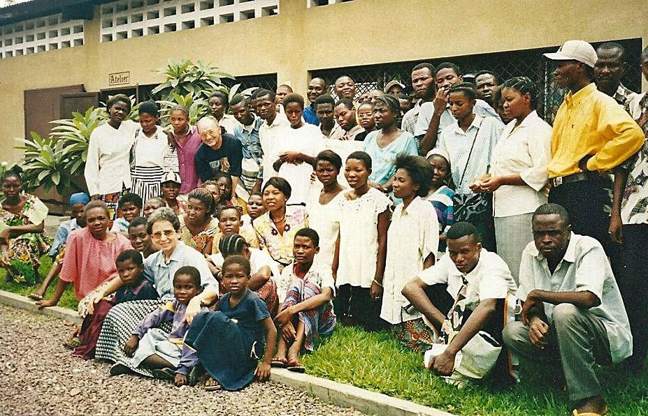 Sor Ángela, con un grupo de voluntarios e internos en Telema. | Reproducción E. S. R.