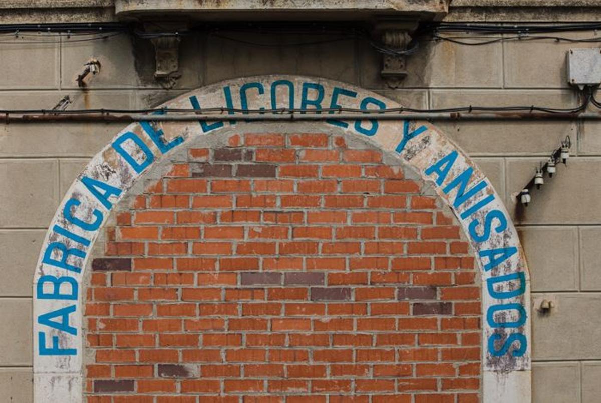 Rètol, amb tipografia amplificada per la fotografia. D'aquí parteix la recerca.