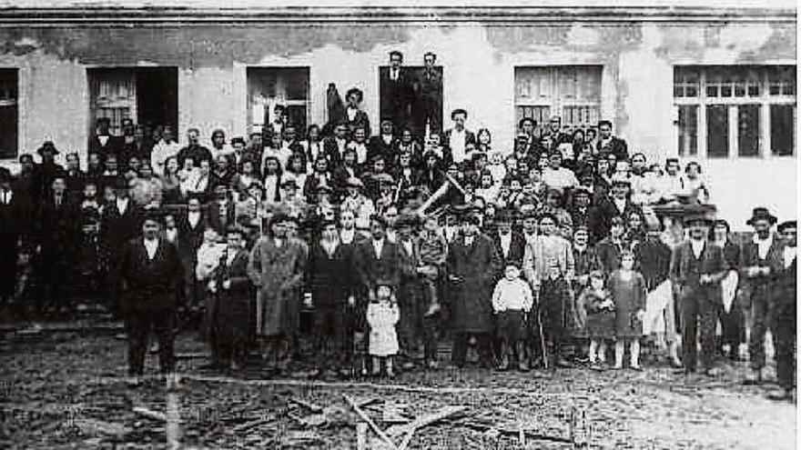 Inauguración de la escuela de Ois do Fontelo, actual sede de la sociedad. l.o.