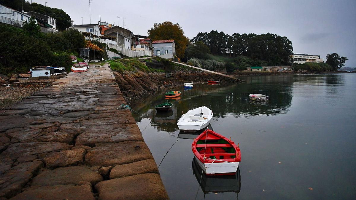 Embarcadero del núcleo tradicional de As Xubias, en el borde de la ría de O Burgo.   | // CARLOS PARDELLAS