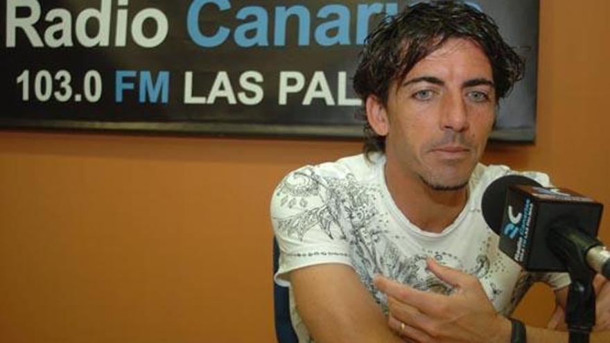 Javi Guerrero, futbolista de la Unión Deportiva, ayer durante la entrevista en los estudios de Radio Canarias.  i  J. C. CASTRO