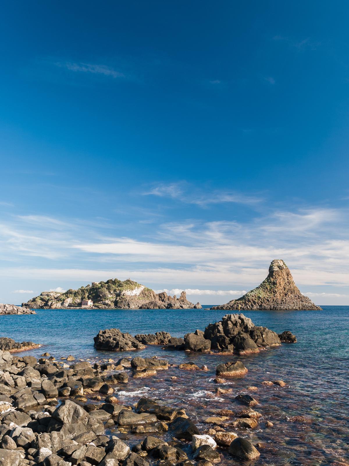 La isla Lachea y una pila de mar, características geológicas en Acitrezza (Sicilia)