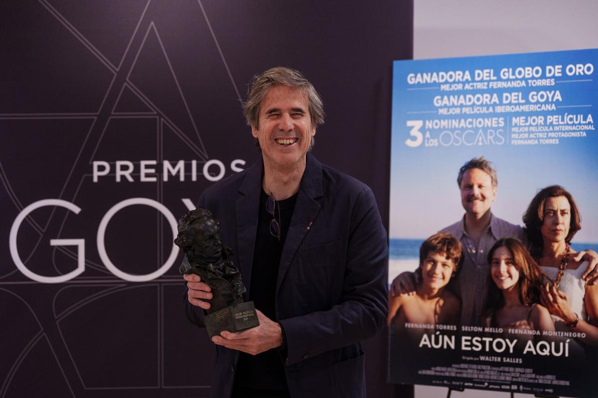 El director brasileño Walter Salles recoge el Goya a la Mejor Película Iberoamericana, en la Academia de Cine, a 18 de febrero de 2025, en Madrid (España). ‘Aún estoy aqui’ cuenta con tres nominaciones a los Premios Oscar a Mejor Película, Mejor Actriz y Mejor Película Internacional y ya ha sido premiada con Globo de Oro a la Mejor actriz de drama para Fernanda Torres y el Premio al Mejor Guion en el Festival de Venecia.