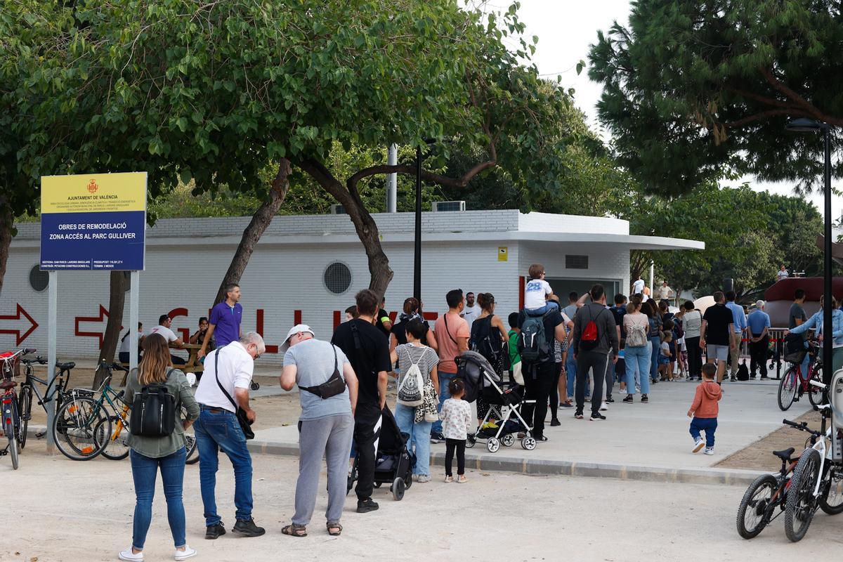 Colas de usuarios en el Gulliver para acceder al recinto lúdico.