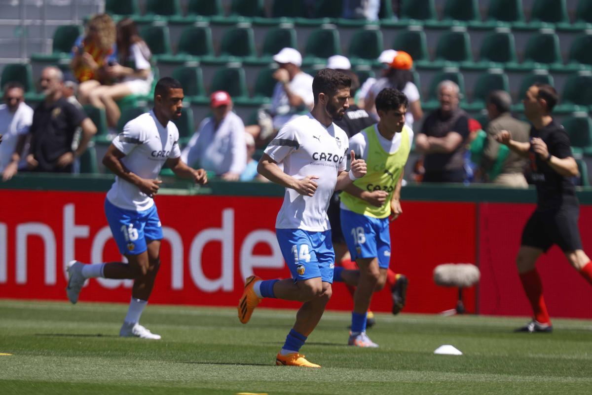 Gayà durante el calentamiento en el Estadio Martinez Valero previo al Elche CF - Valencia CF de Liga.