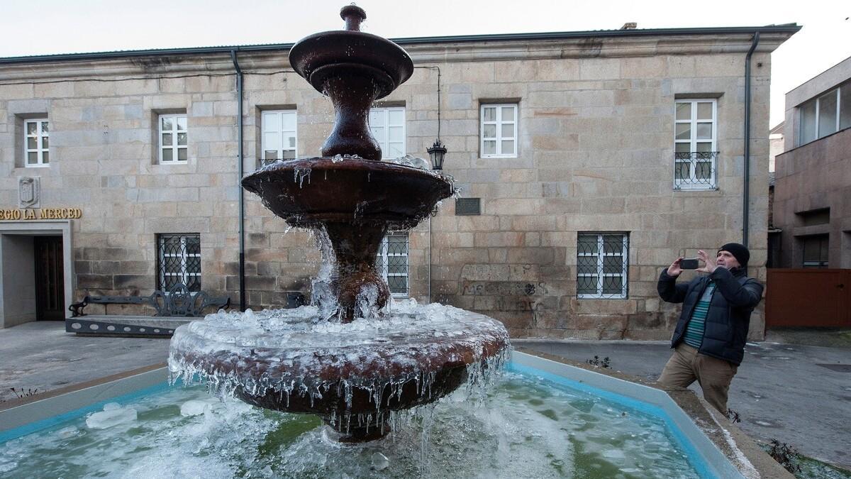 Una fuente congelada en la localidad ourensana de Verín durante unas fuertes heladas en 2019