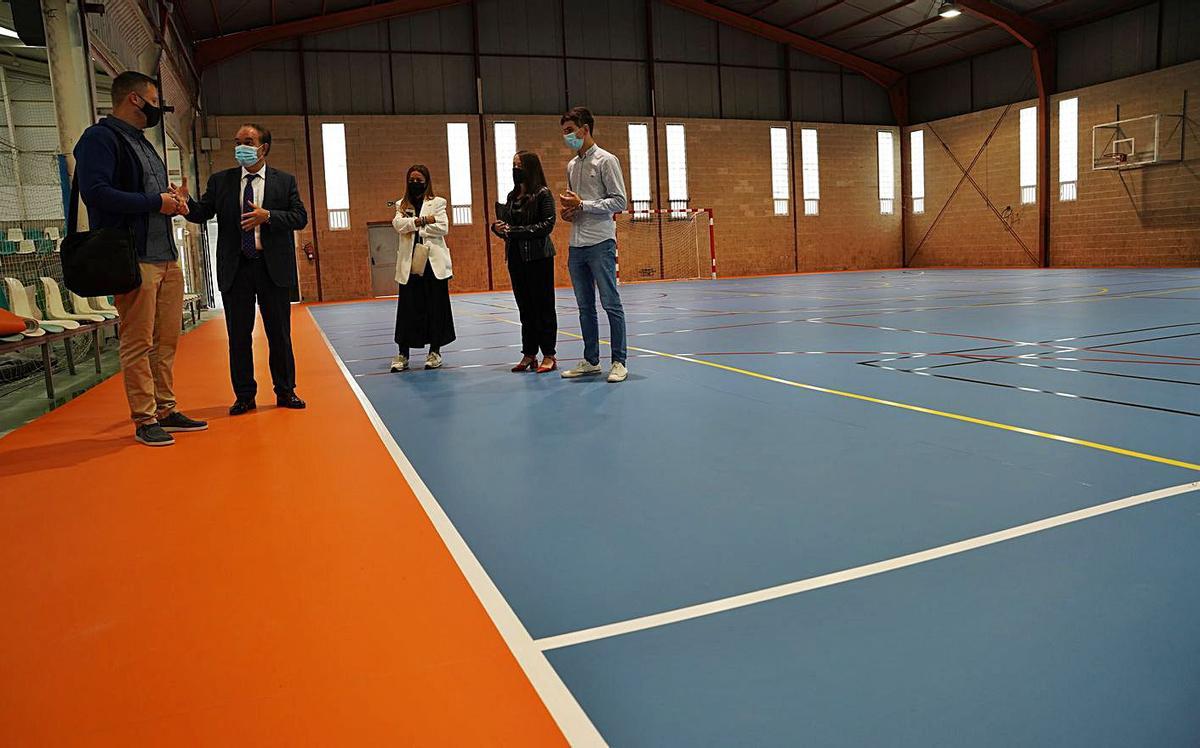 Autoridades municipales y técnicos, ayer, en la pista número 2 del polideportivo de Lalín.