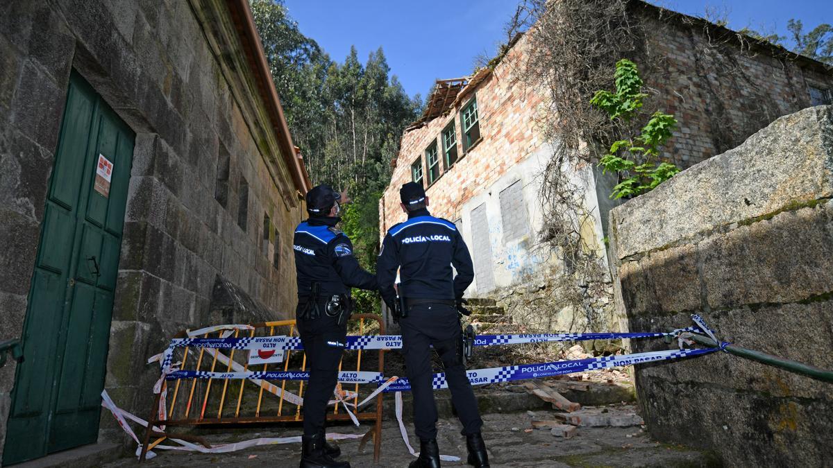 El viejo cine de Combarro, con la calle acordonada por la Policía tras el desplome de parte de la fachada.