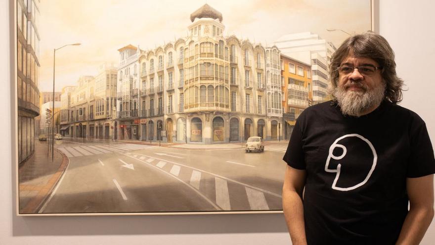 El pintor Norberto junto a una de las piezas situadas en la capital zamorana. | Ana Burrieza