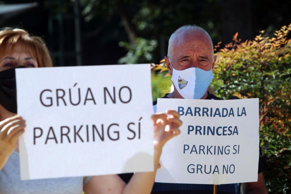 Protesta de los vecinos de La Princesa frente al Ayuntamiento de Málaga