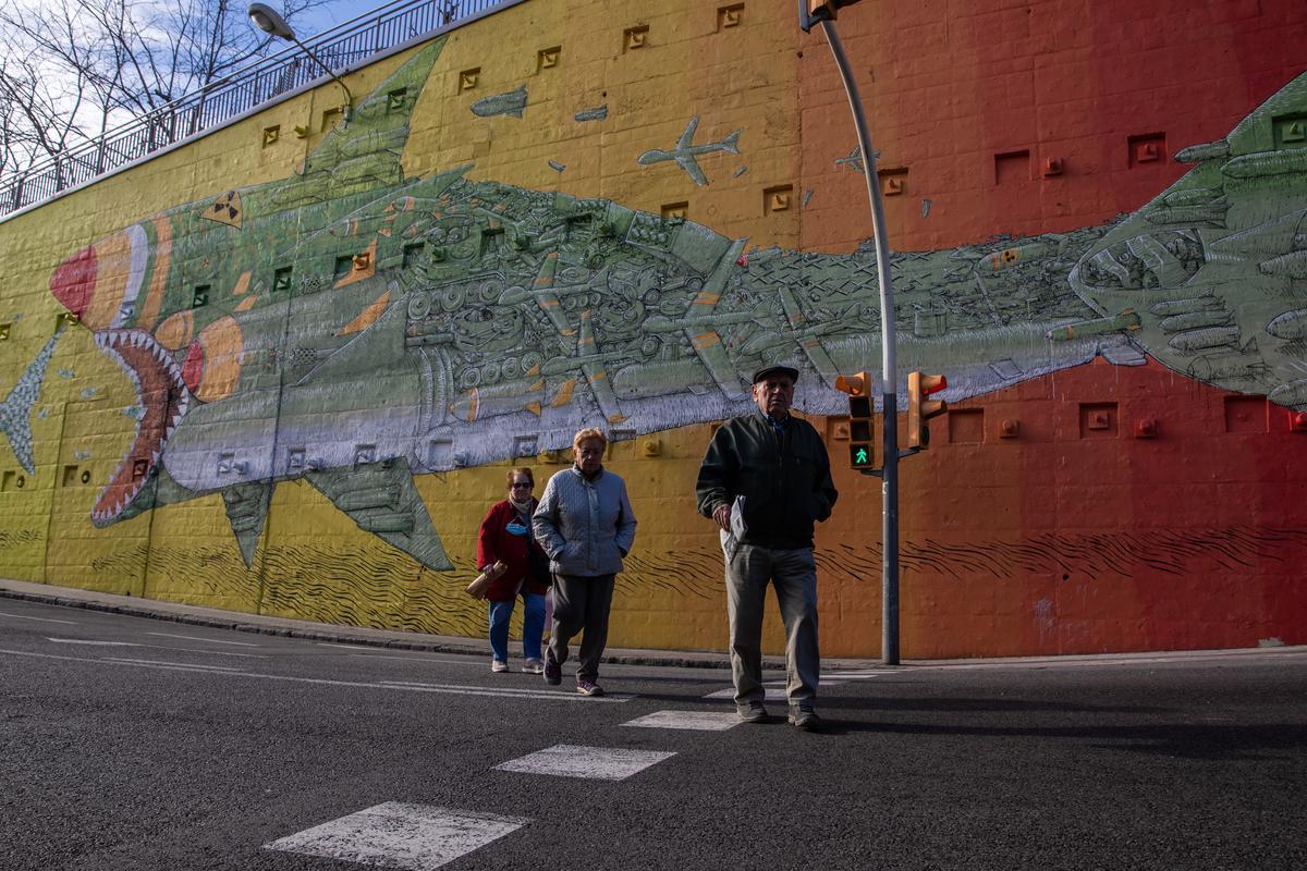 El mural del artista BLU luce de nuevo en el Carmel