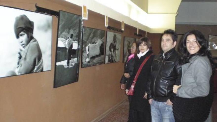 Varias personas observan las fotografías expuestas en Casaseca de las Chanas.
