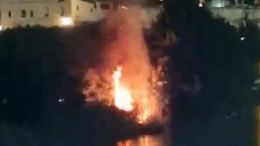 Los fuegos artificiales provocan un pequeño incendio en Olivares que obliga a los bomberos a desalojar la zona