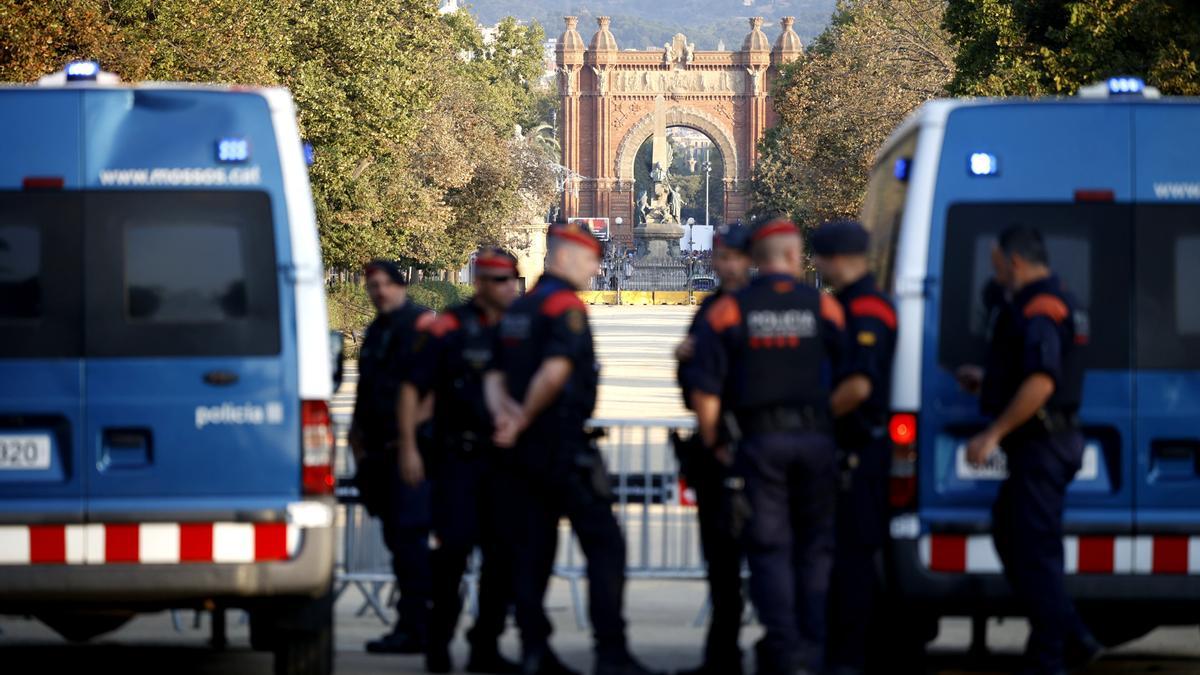 Agentes de los Mossos d' Esquadra y varias personas en las inmediaciones del Parlament de Cataluña, en el parque de la Ciutadella, en el Parlament, a 8 de agosto de 2024, en Barcelona, Catalunya (España)