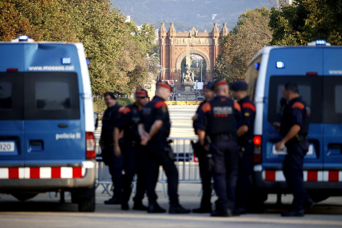 Los Mossos no aceptaron el ofrecimiento de ayuda de Policía y la Guardia Civil para detener a Puigdemont. En la foto, agentes de los Mossos d' Esquadra y varias personas en las inmediaciones del Parlament de Cataluña, en el parque de la Ciutadella, en el Parlament, a 8 de agosto de 2024, en Barcelona, Catalunya (España)