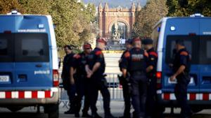 Los Mossos no aceptaron el ofrecimiento de ayuda de Policía y la Guardia Civil para detener a Puigdemont. En la foto, agentes de los Mossos d' Esquadra y varias personas en las inmediaciones del Parlament de Cataluña, en el parque de la Ciutadella, en el Parlament, a 8 de agosto de 2024, en Barcelona, Catalunya (España)