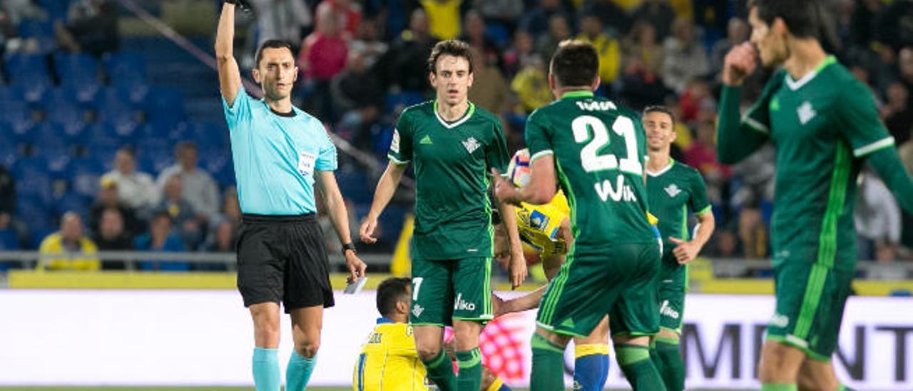 Rubén Pardo -izq- durante el UD Las Palmas-Betis del curso pasado.