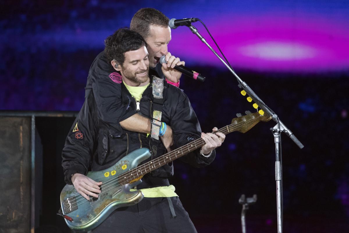 el-cantante-de-coldplay-chris-martin-durante-el-concierto-en-el-estadio-olimpico-de-barcelona.jpg