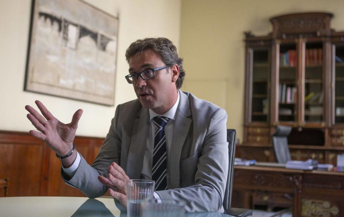 El conseller de Economía, Toni Costa, durante un momento de la entrevista. | ENRIQUE CALVO