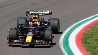 Verstappen logra la pole en Imola, con Sainz quinto y drama para Alonso