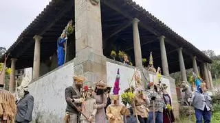 El Antroxu tradicional triunfa en Villaviciosa: los mazcaraos de Rozaes siembran alegría y recogen futuro en un gran Domingu´l gordu