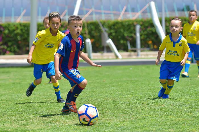 Niños aficionados del FC Barcelona y de la UD ...