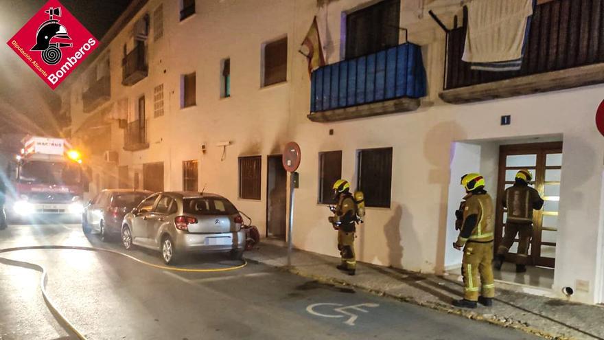 Los Bomberos extinguen un incendio originado en la cocina de una vivienda de Altea