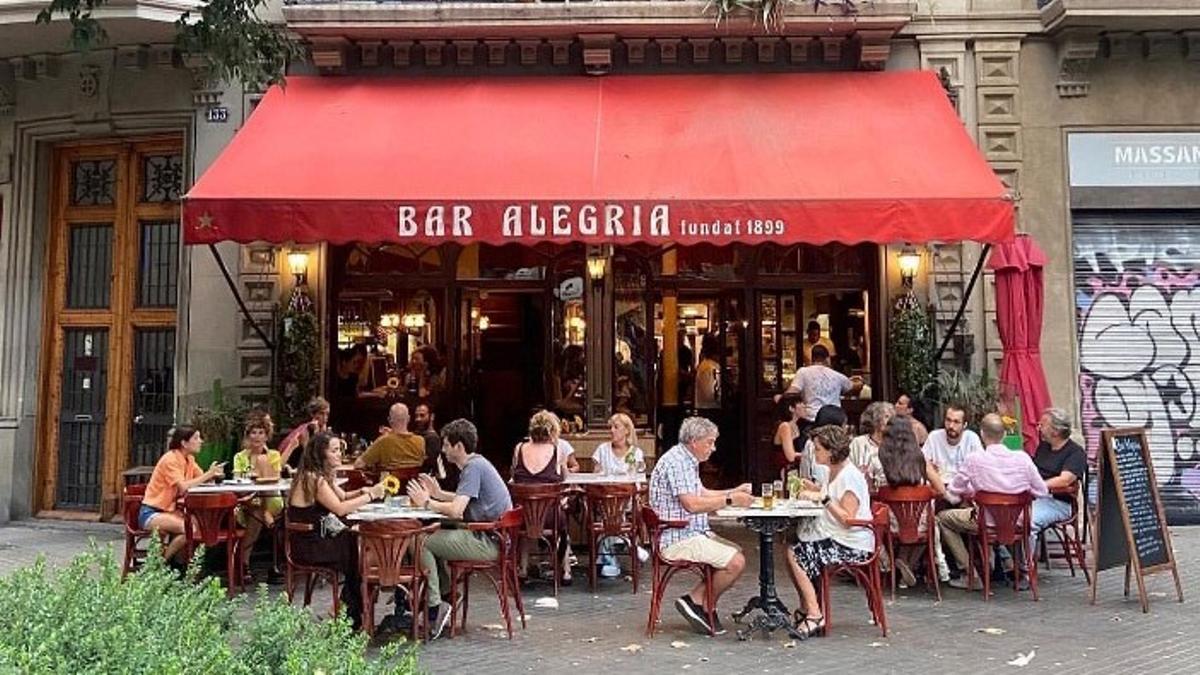 Bar Alegría: un refugio con mesas de mármol.