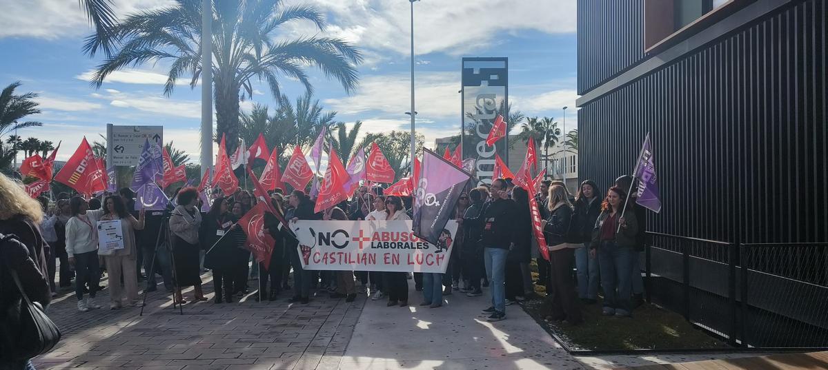 Manifestación de los trabajadores el pasado enero en las oficinas de Elche.