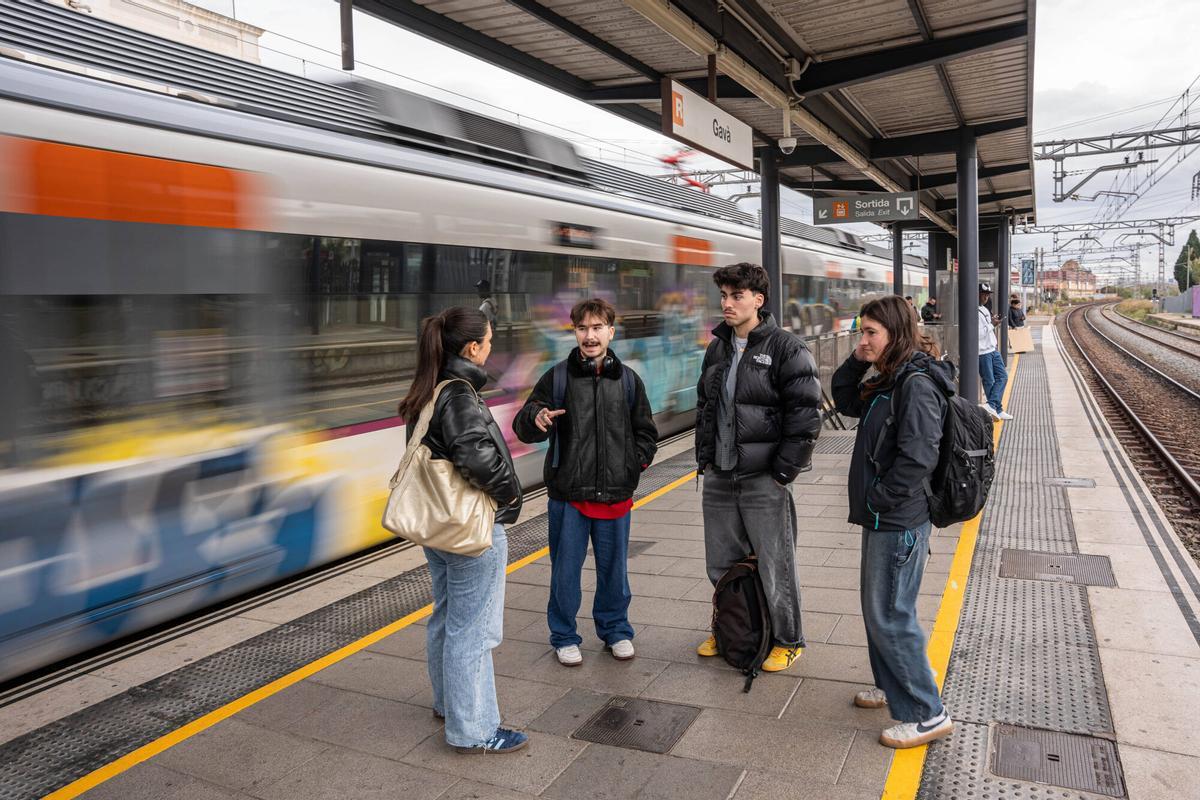 Barcelona. 12/12/2024. Barcelona. Estudiantes de la UAB que viven en el Baix Llobregat reclaman una línea de bus semidirecta para no perder 4 horas de trayecto como les ocurre ahora. AUTOR: Marc Asensio Gavà, Baix Llobregat, Barcelona, Catalunya, España, universidad, estudios, trayecto, tiempo, transporte público, UAB, Viladecans, Castelldefels, FGC, RENFE, metro, autobús, reivindicación, Mario Murillo, estudiantes