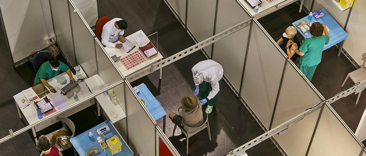 Vacunación frente al coronavirus en las instalaciones de Ciudad de la Luz, en una imagen de días atrás. | HÉCTOR FUENTES