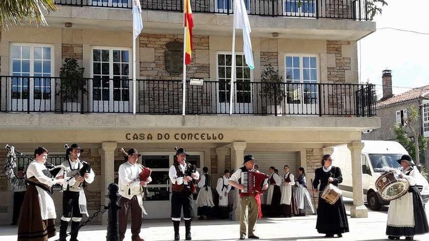 Músicos de Bico da Balouta, durante una actuación delante del consistorio de Agolada el pasado julio.