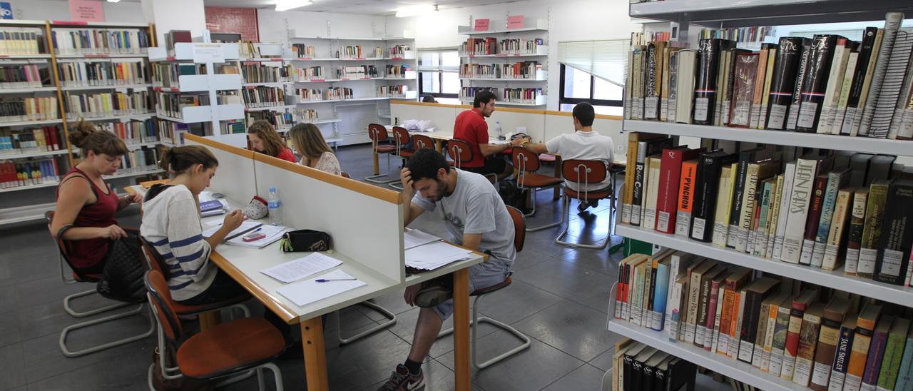 Alumnos de la UMU, en las aulas de estudio de la biblioteca Nebrija.