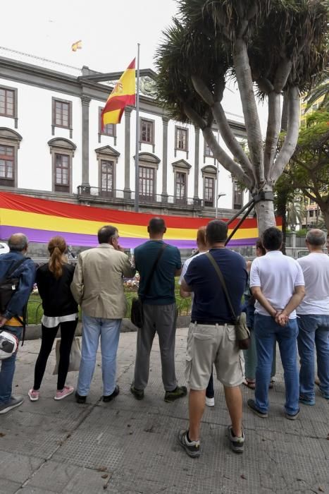 17-07-19 CANARIAS Y ECONOMIA. PARQUE DE SAN TELMO. LAS PALMAS DE GRAN CANARIA. Manifestacion, concentracion y despliegue de la bandera republicana delante del Palacio Militar. Fotos: Juan Castro.  | 17/07/2019 | Fotógrafo: Juan Carlos Castro