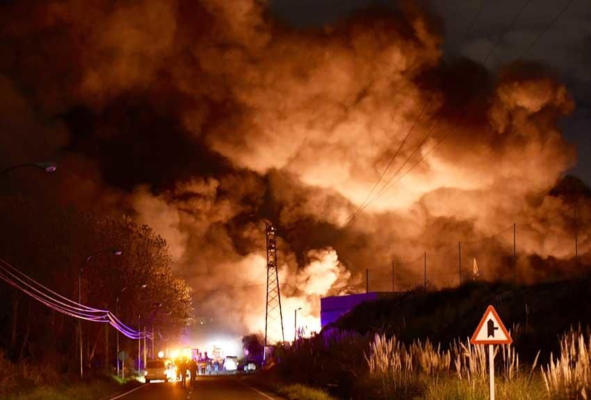 Un incendio destruye una nave de reciclaje en Sabón y moviliza a cuatro parques de bomberos.