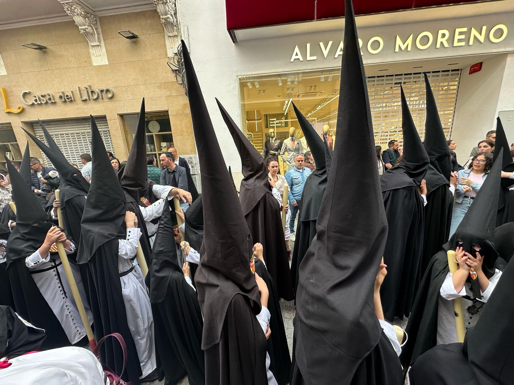Nazarenos de Santa Genoveva a medida que la calle Tetuán se estrecha