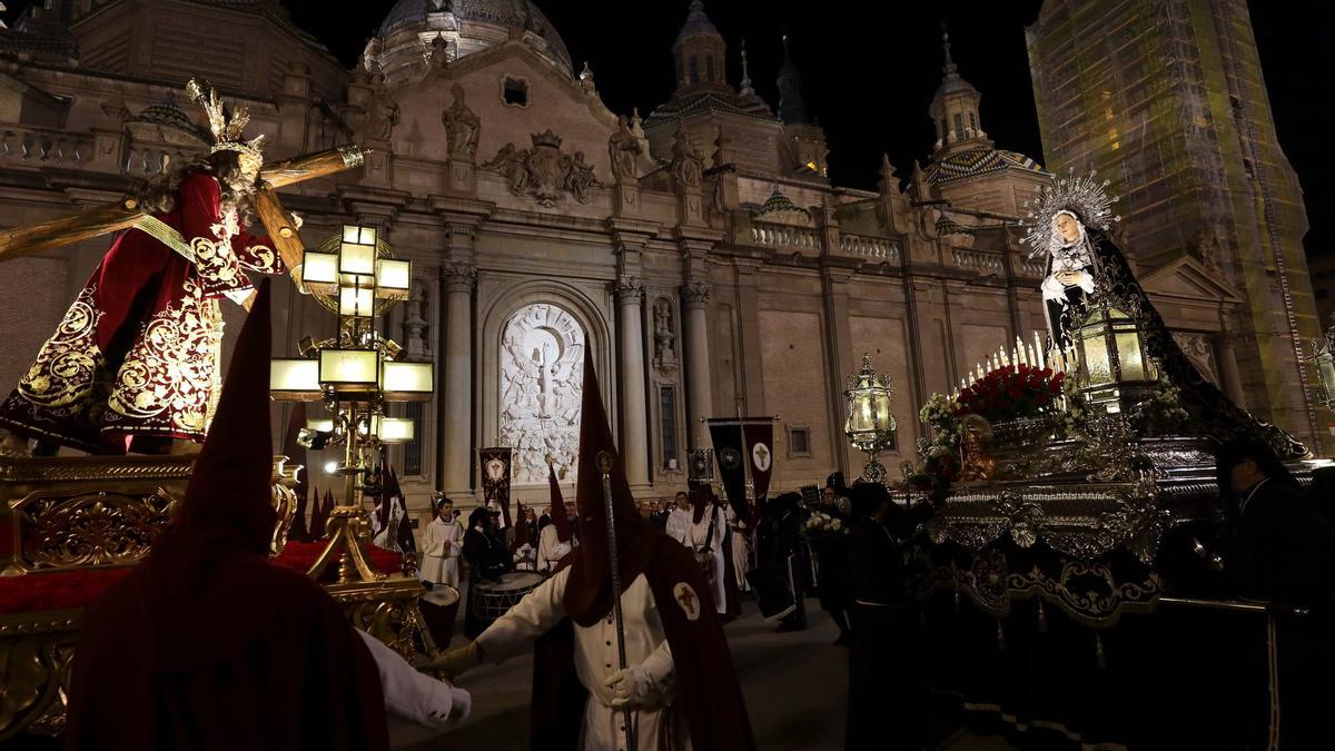 En imágenes | Zaragoza se conmueve con el 'Encuentro' de Jesús del Calvario y la Virgen de los Dolores