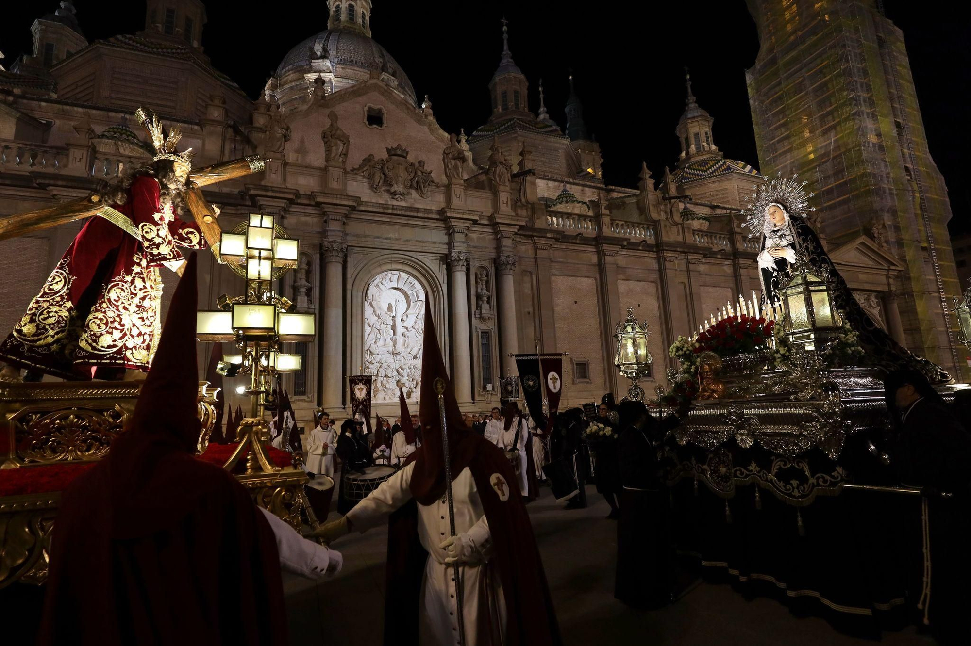 En imágenes | Zaragoza se conmueve con el 'Encuentro' de Jesús del Calvario y la Virgen de los Dolores