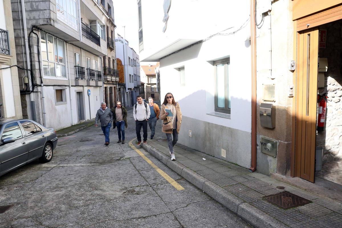 La PDRA reunió a representantes de los mariscadores y los bateeiros en la sede de la cofradía de Carril.