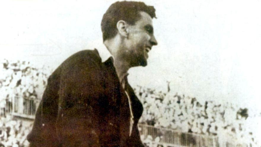 La imagen del portero Quique subido al larguero tras batir al Barcelona en la Copa del 54.