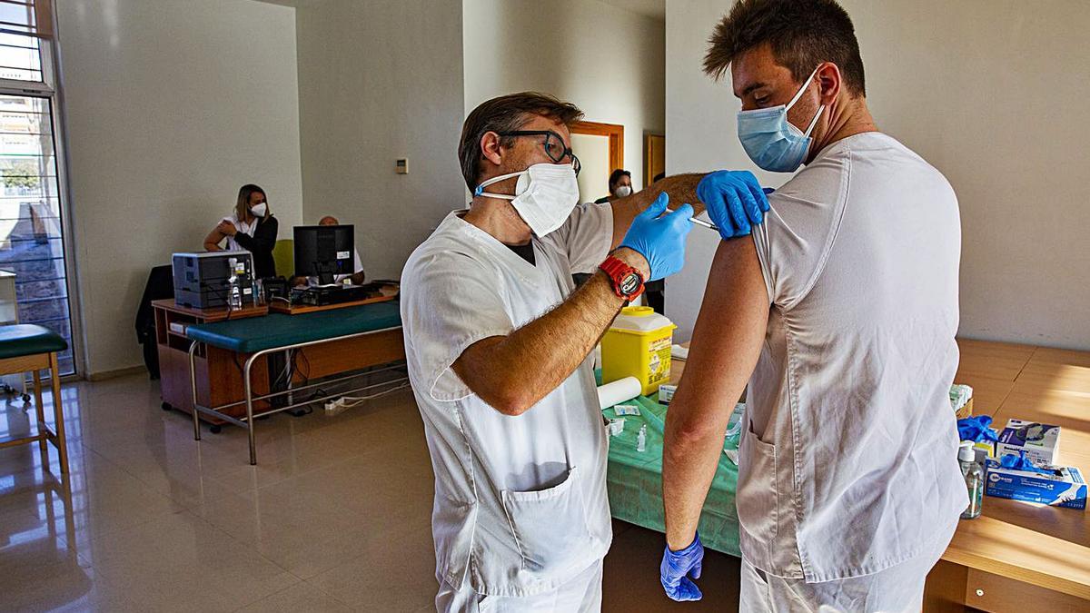 Segunda vacuna para los sanitarios de un centro de salud de Alicante. | RAFA ARJONES