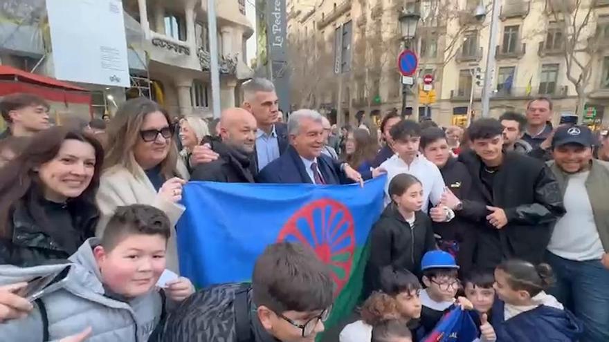 Baño de masas histórico de Joan Laporta en pleno Paseo de Gracia, a su llegada a La Pedrera para cerrar la campaña.