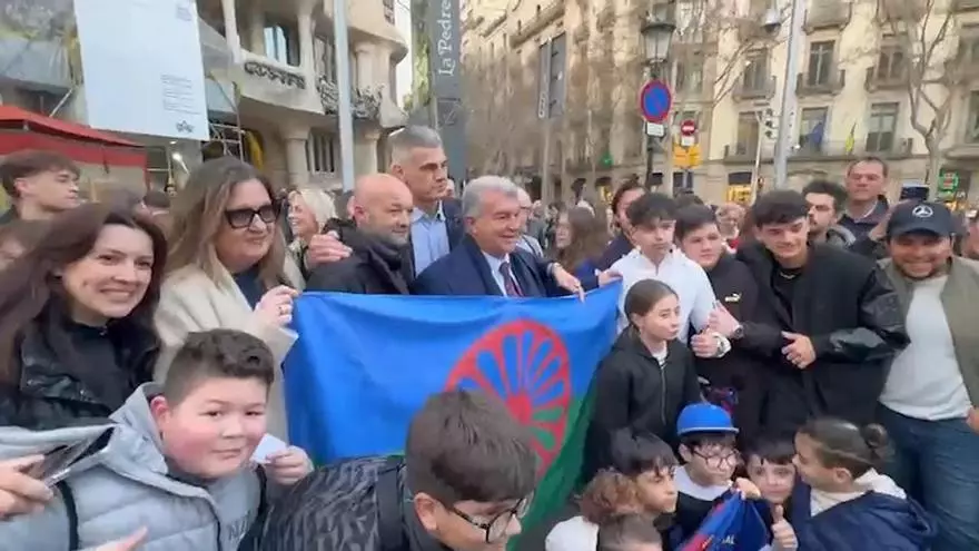 Baño de masas histórico de Joan Laporta en pleno Paseo de Gracia, a su llegada a La Pedrera para cerrar la campaña.