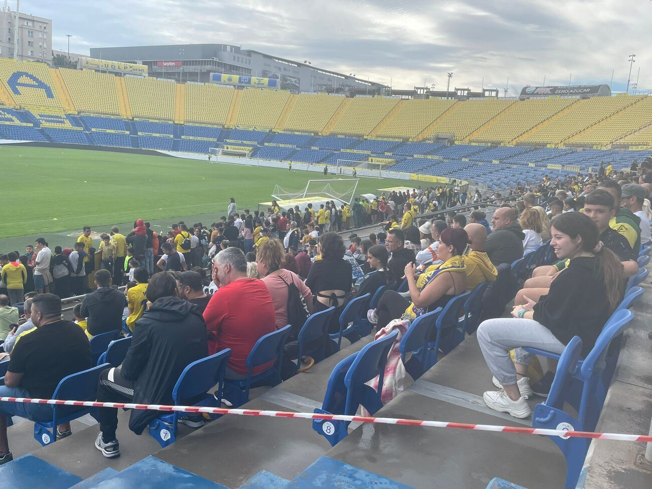 Los aficionados presencian el entrenamiento de la UD Las Palmas