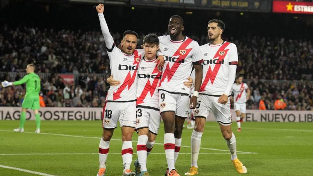 Caras largas en el Barça y sonrisas en el Rayo: Las imágenes de la dura derrota en el Camp Nou